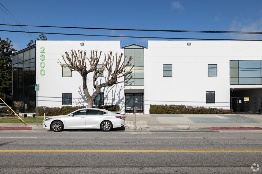 More Photos Of 2300 S Sepulveda Blvd, Los Angeles Office For Lease
