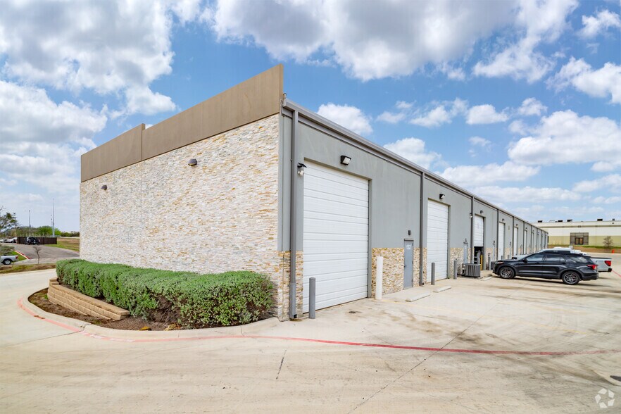 More Photos Of 1740 Universal City Blvd, Universal City Unknown For Lease