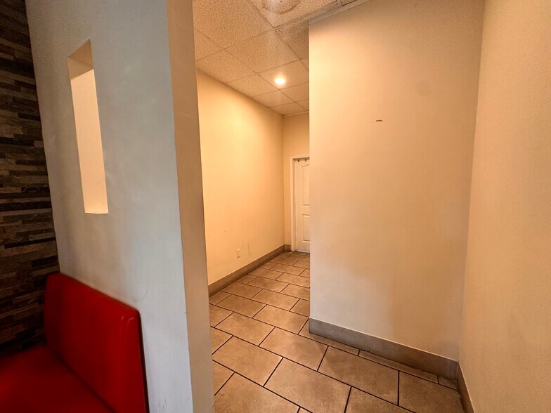 More Photos Of River Oaks Restaurant / Cafe, Houston Restaurant For Lease