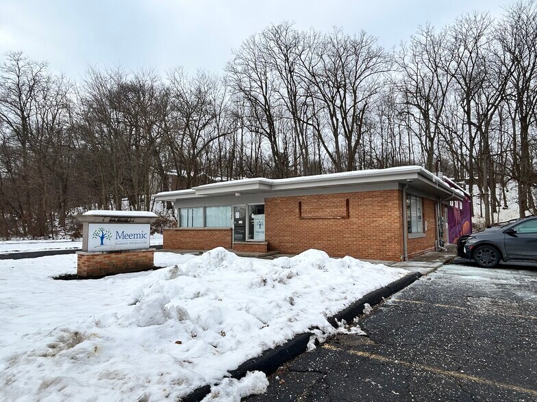 Primary Photo Of 150 Riverside Dr, Battle Creek Office For Sale