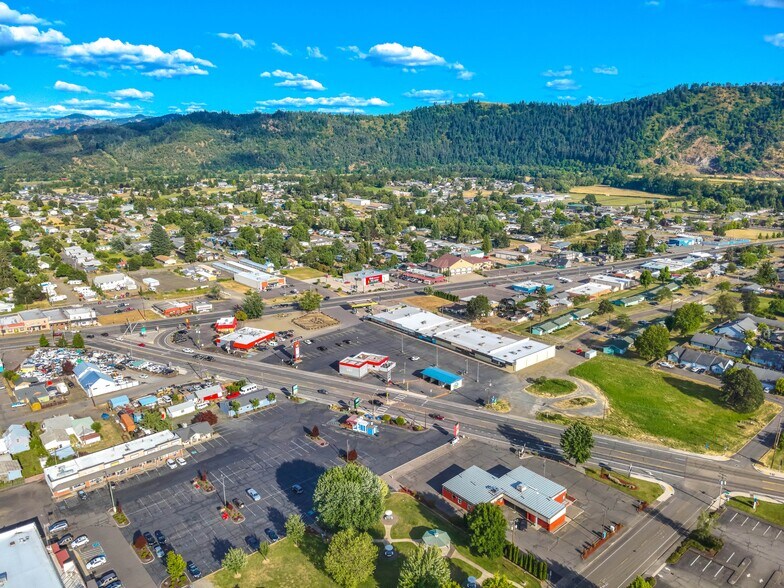 More Photos Of 120 SW Douglas Blvd, Winston Supermarket For Lease