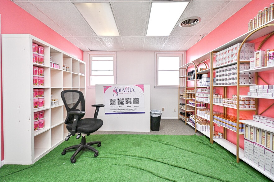 More Photos Of 8240 Clara Ave, Cincinnati Office For Sale