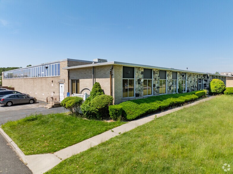 More Photos Of 135 Oser Ave, Hauppauge Warehouse For Lease