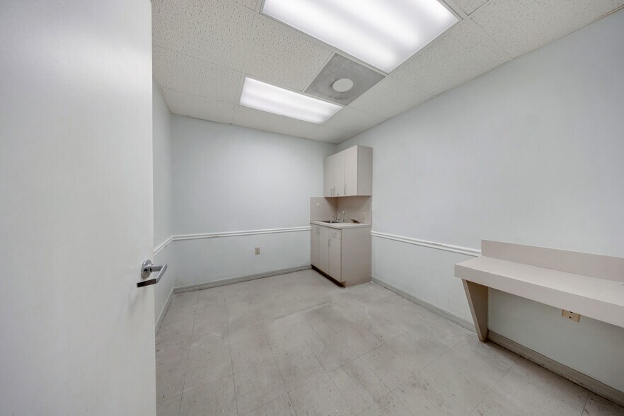 More Photos Of 2901 NW 17th Ave, Miami Office For Sale