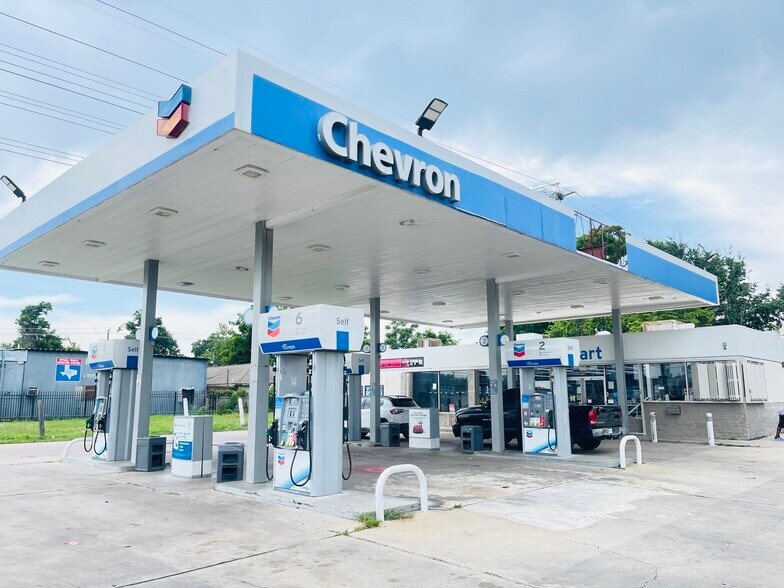 Primary Photo Of 1621 Collingsworth St, Houston Service Station For Sale