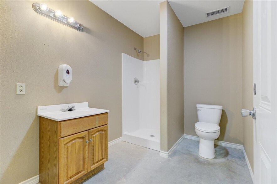 More Photos Of 21232 Ih 10, Vidor Warehouse For Lease