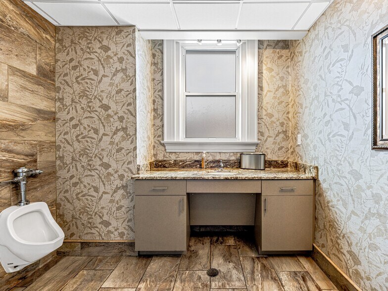 More Photos Of 401 N Main St, Hendersonville Storefront Retail Office For Sale