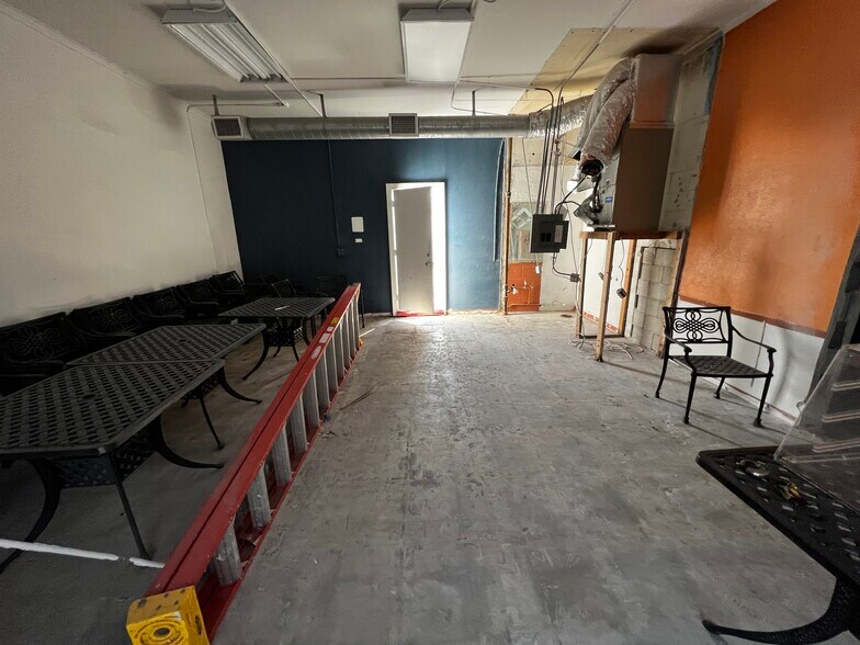 More Photos Of 6631-6633 Gateway Ave, Sarasota Self Storage For Lease