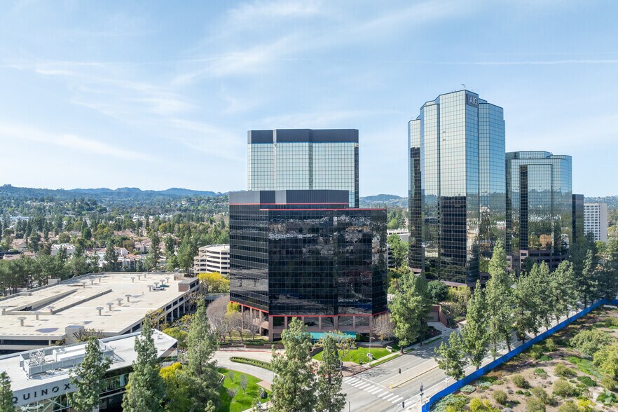 More Photos Of 21550 Oxnard St, Woodland Hills Office For Lease