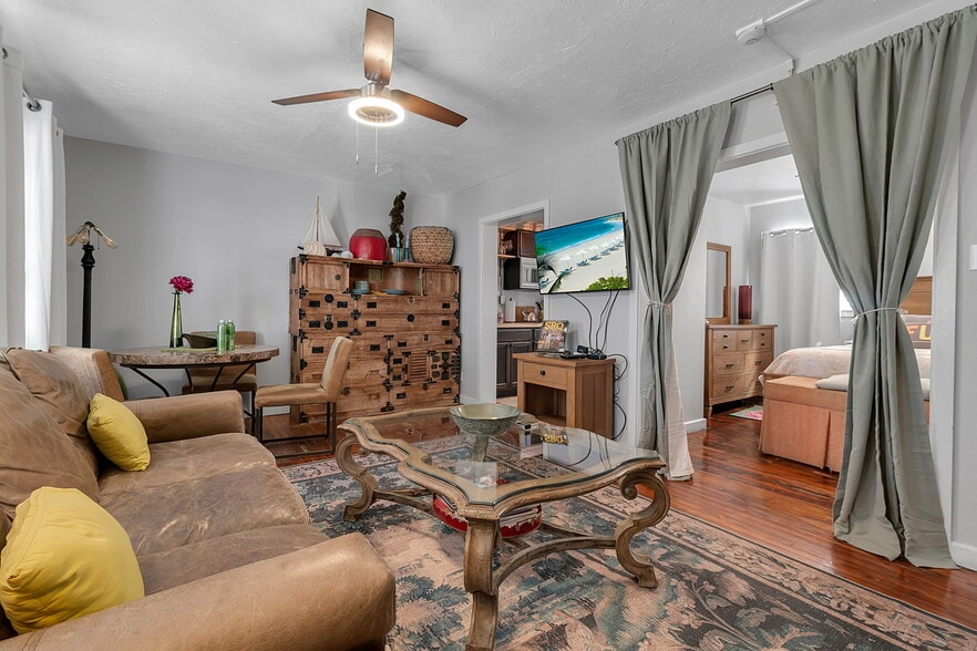 More Photos Of 530-536 S Pineapple Ave, Sarasota Storefront Retail Residential For Sale