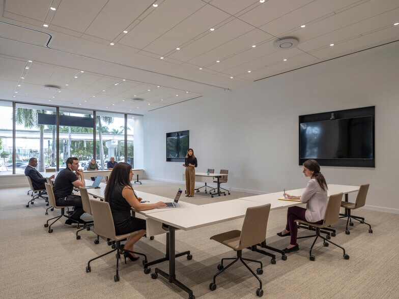 More Photos Of 2 S Biscayne Blvd, Miami Office Residential For Lease