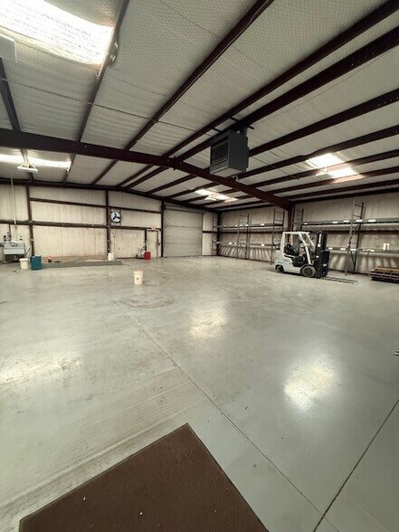 More Photos Of 103 Industrial Dr, Waxahachie Warehouse For Lease