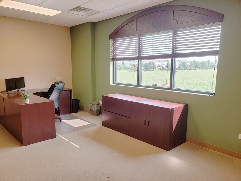 More Photos Of 16001-16009 Executive Dr, Crest Hill Office For Lease