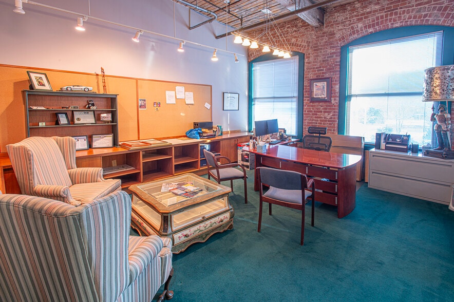 More Photos Of 320 Riverside Dr, Florence Office For Sale