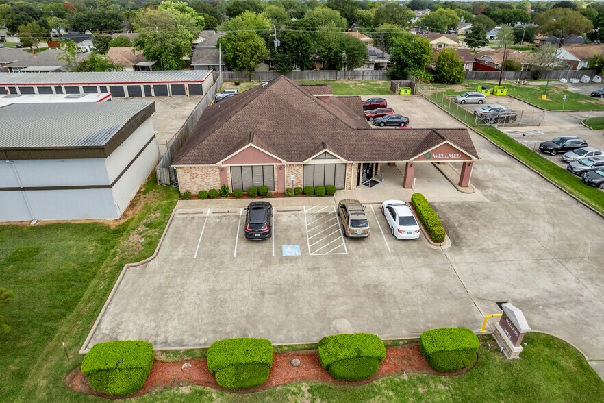 More Photos Of 10611 W Fairmont Pky, La Porte Medical For Lease