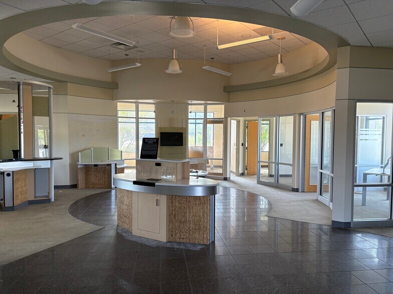 More Photos Of 11 Vista Blvd, Slingerlands Bank For Lease