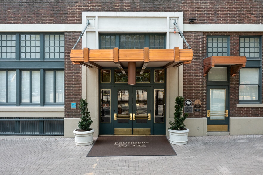 More Photos Of 900 Jackson St, Dallas Office For Lease