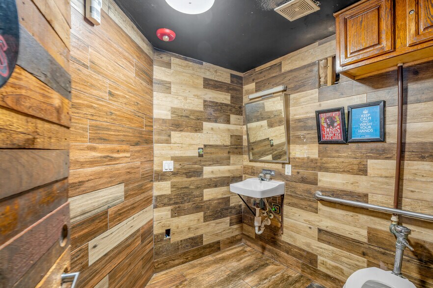 More Photos Of 135 Duval St, Key West Bar For Lease