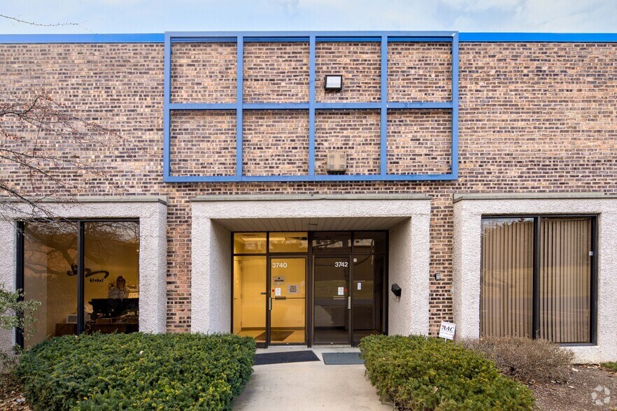 More Photos Of 3740-3742 Hawthorne Ct, Waukegan Warehouse For Lease