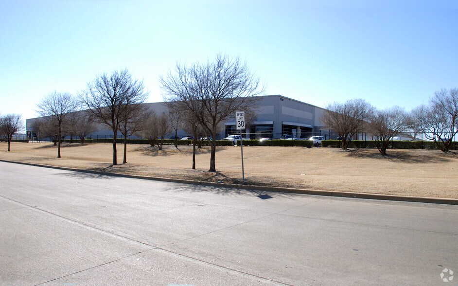 More Photos Of 3700 Pinnacle Point Dr, Dallas Distribution For Lease