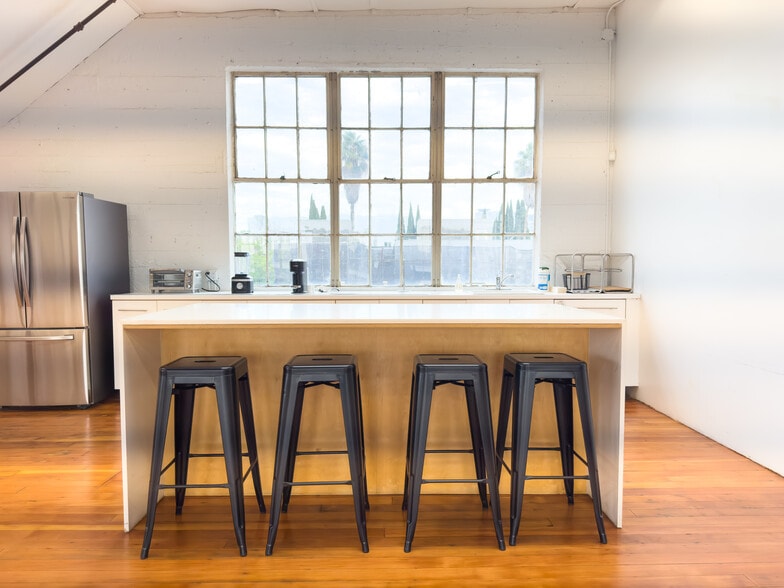 Primary Photo Of 1110 N Beachwood Dr, Los Angeles Loft Creative Space For Lease