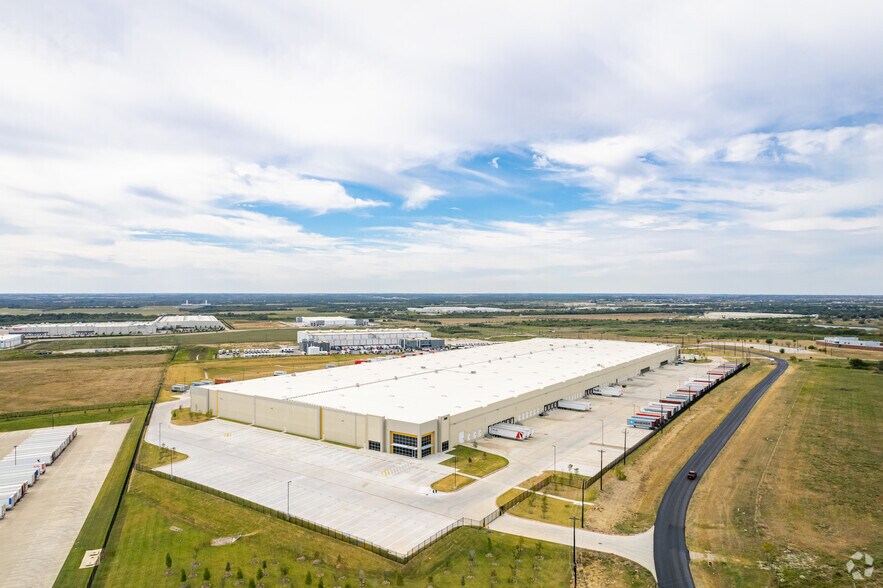 More Photos Of 3101 W Oak St, Denton Distribution For Lease