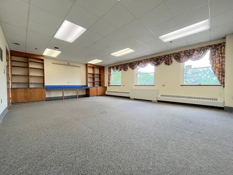 More Photos Of 45 Round Hill Rd, Northampton Office Residential For Sale