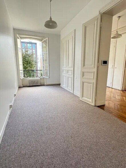 More Photos Of 85 Rue Taitbout, Paris Office For Sale
