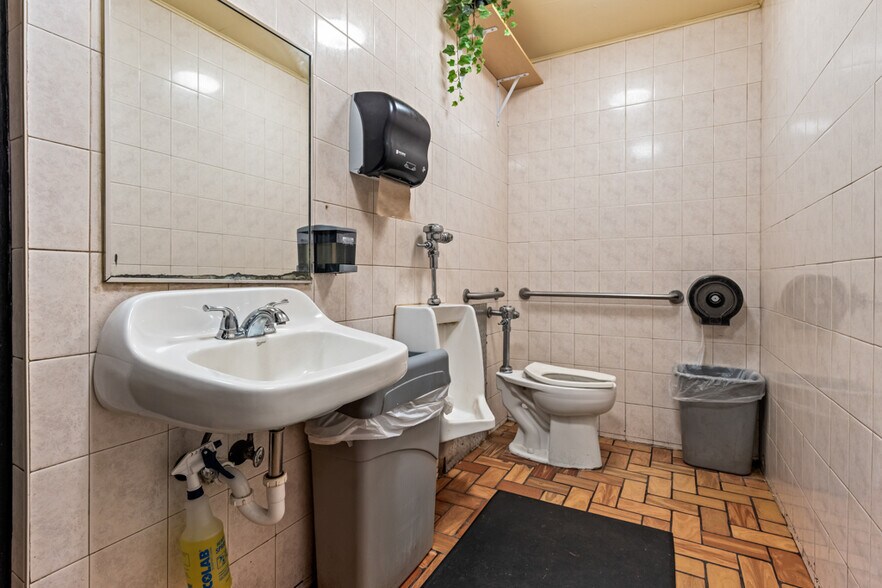 More Photos Of 509 US Highway 271 N, Gilmer Flex For Sale