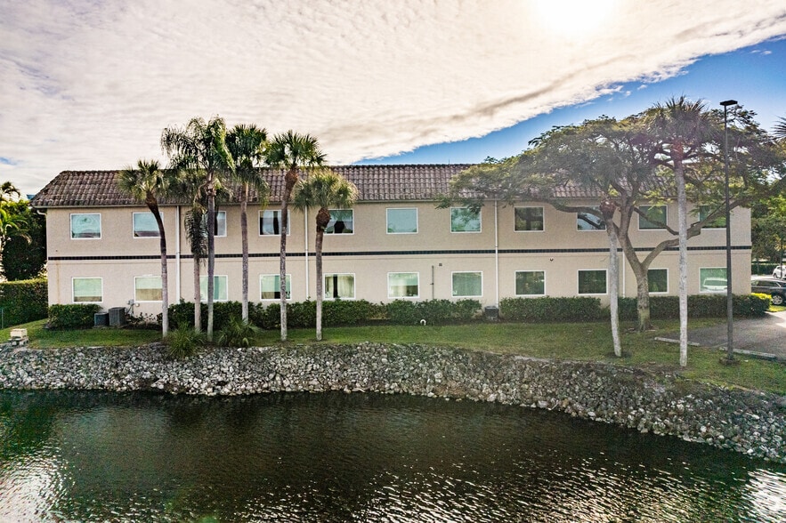 More Photos Of 3033 Riviera Dr, Naples Office For Lease