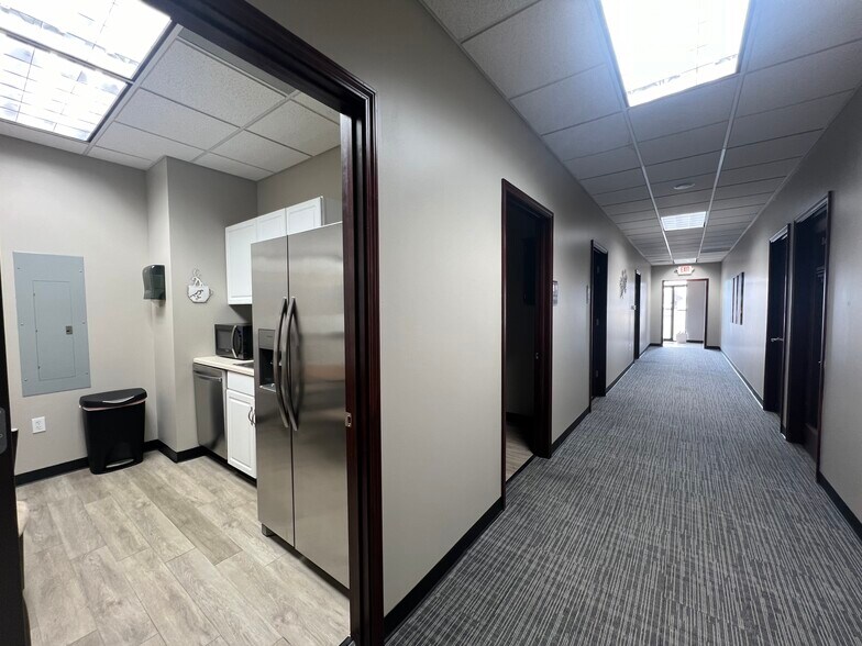 More Photos Of 21620-21628 Midland Dr, Shawnee Office For Lease
