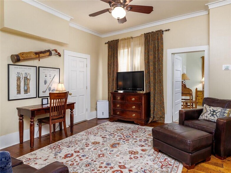 More Photos Of 915 E Cameron Ave, Rockdale Hotel For Sale