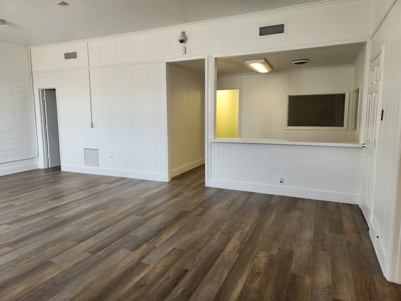 More Photos Of 602-604 E Davis St, Grand Prairie Light Manufacturing For Lease