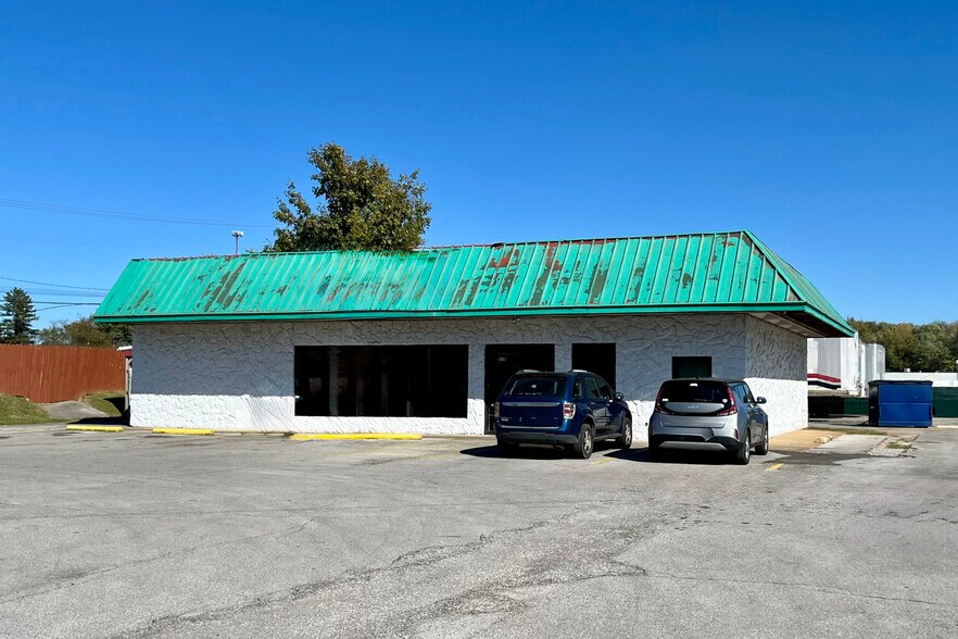 Primary Photo Of 828 N Main St, Franklin Convenience Store For Sale