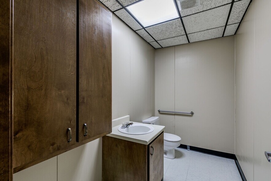 More Photos Of 602 W 12th St, Taylor Office For Lease