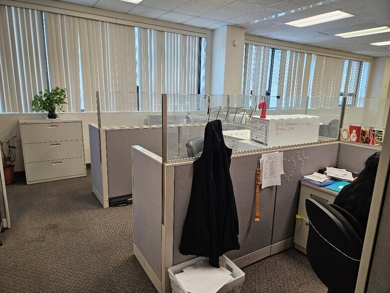 More Photos Of 166 E Jericho Tpke, Mineola Office For Lease