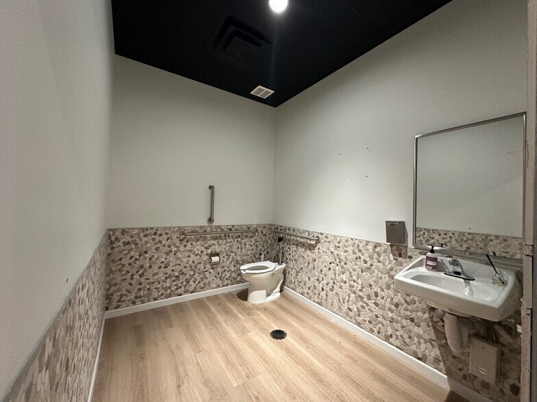 More Photos Of Route 228 & HighPointe Dr., Seven Fields Storefront Retail Office For Lease