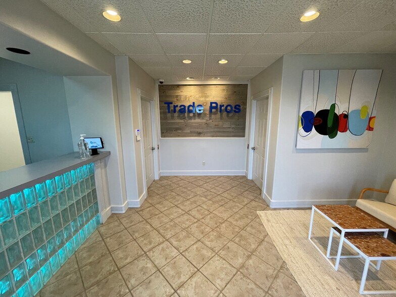 More Photos Of 301 S Southeast Loop 323, Tyler Showroom For Lease
