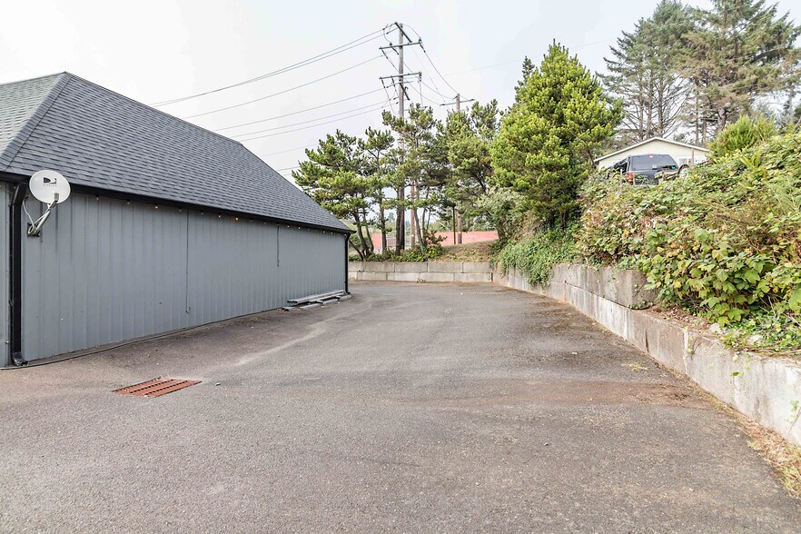 More Photos Of 3110 SE Highway 101, Lincoln City Storefront For Sale