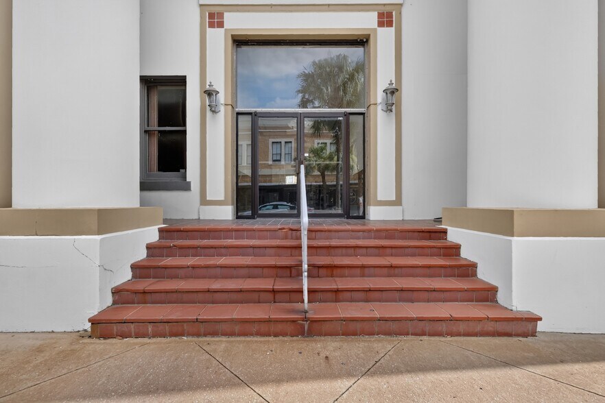 More Photos Of 400 W Main St, Leesburg Serviced Offices For Sale