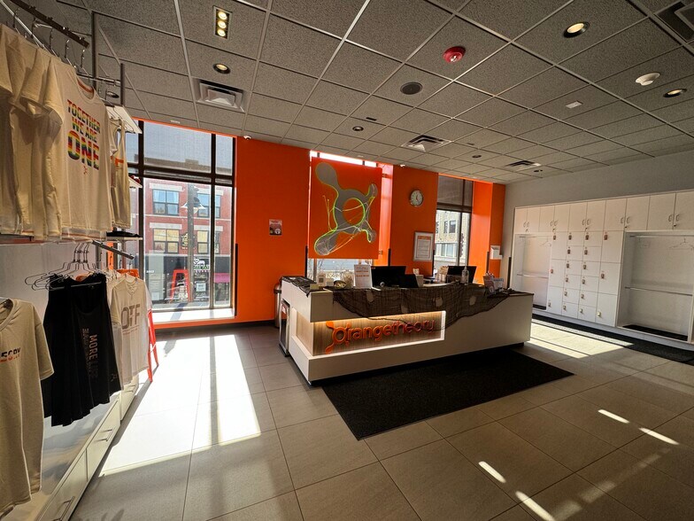 More Photos Of 1040-1044 Lake St, Oak Park Storefront Retail Office For Lease