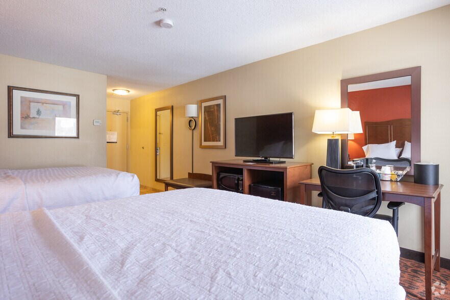 More Photos Of 1150 Riverside Dr, Battle Creek Hotel For Sale