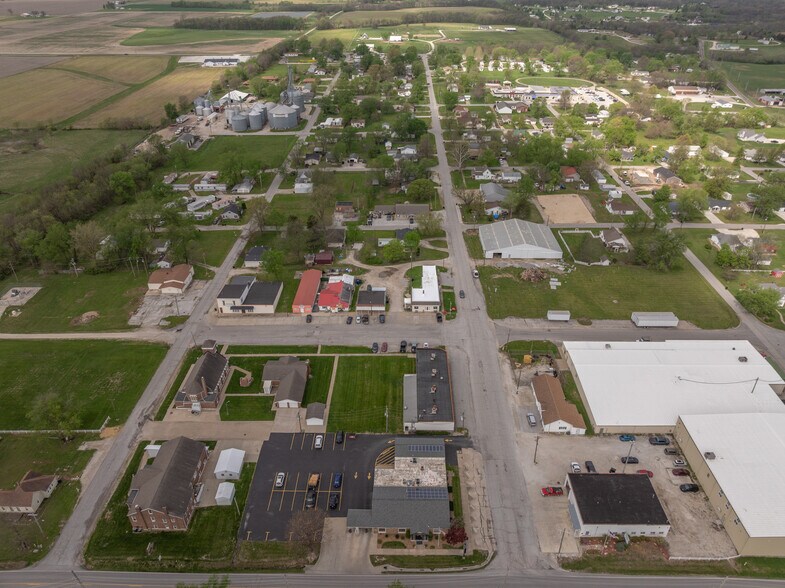 More Photos Of 220 W Lincoln St, Hawk Point General Retail For Sale