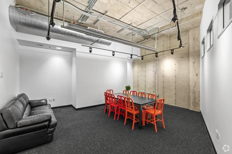 More Photos Of 300 N 3rd St, Burbank Office For Sale