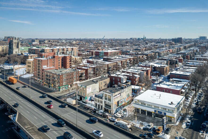 More Photos Of 370-372 Boul Crémazie E, Montréal General Retail For Lease