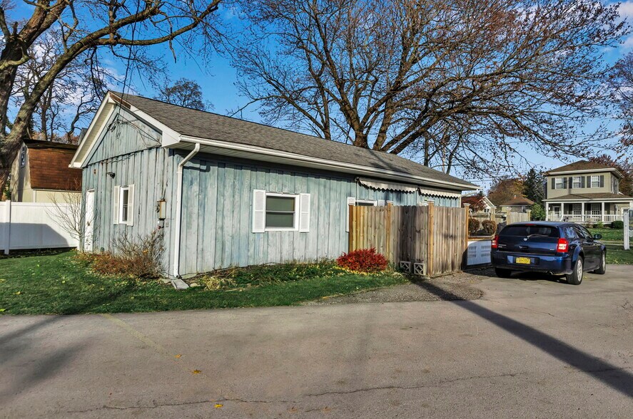 More Photos Of 1370 Exchange St, Alden Health Club For Sale