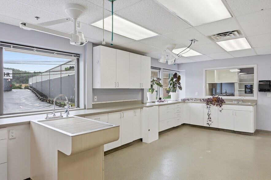 More Photos Of 180 Bear Hill Rd, Waltham Flex For Sale