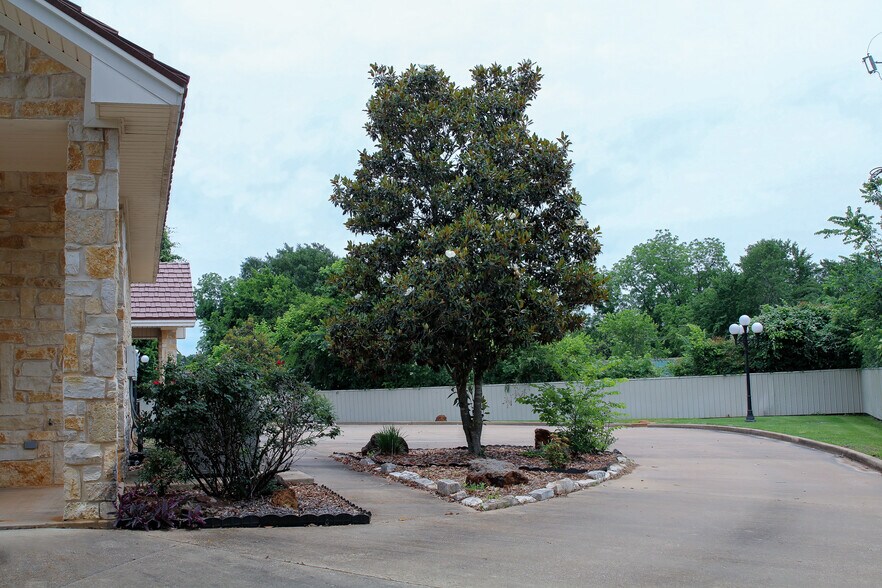 More Photos Of 404 Wynn Dr, Jacksonville Loft Creative Space For Sale