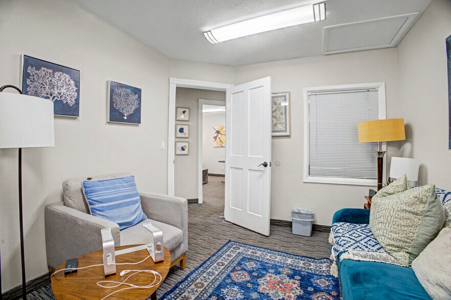 More Photos Of 555 W University Dr, Mesa Office For Sale