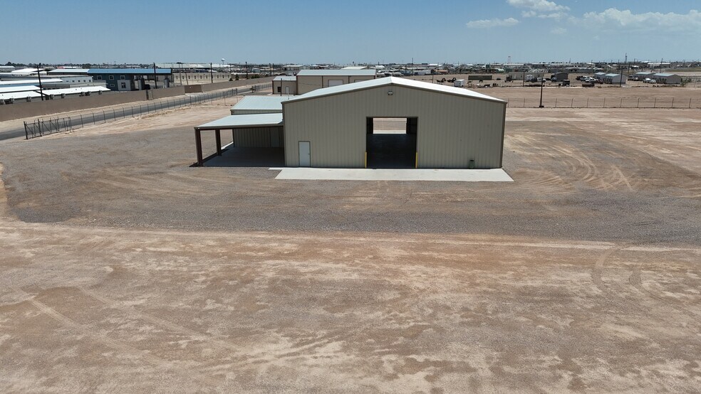 More Photos Of 1389 Oil Mil Rd, Pecos Warehouse For Lease